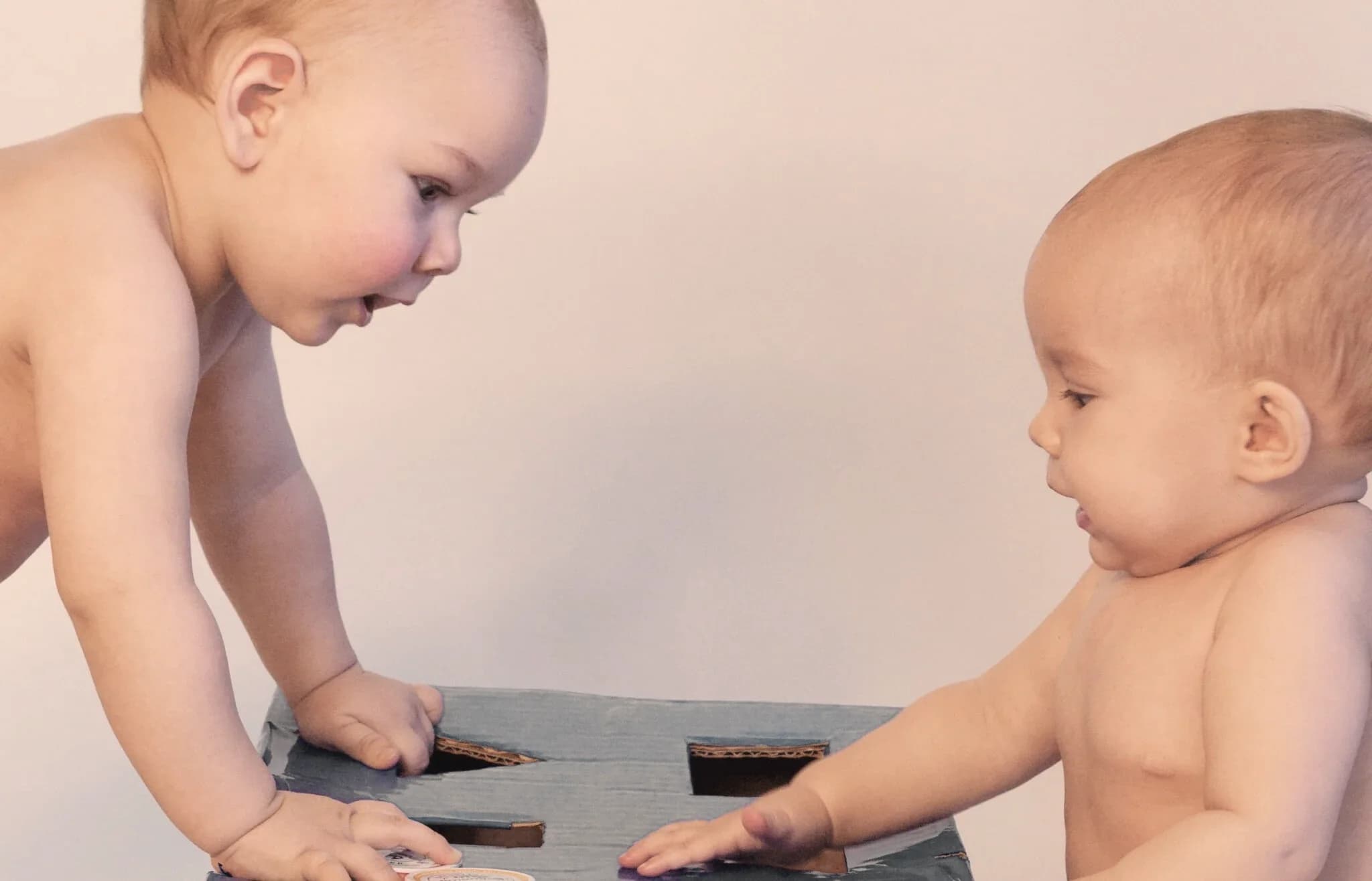 Zwei Babys erkunden gemeinsam ein Schaumstoffelement